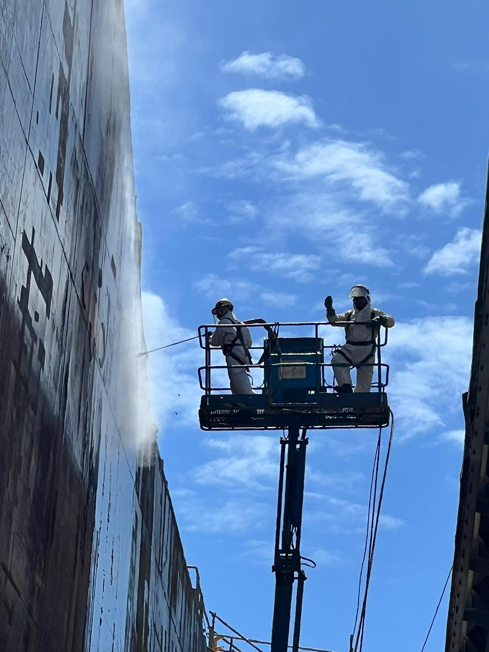 Profissionais com jato de alta pressão