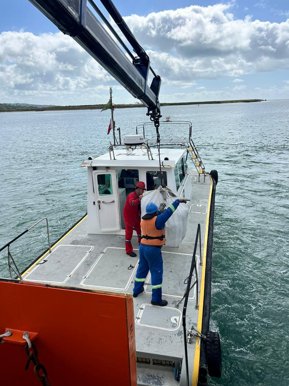 Operação em embarcação com guindaste