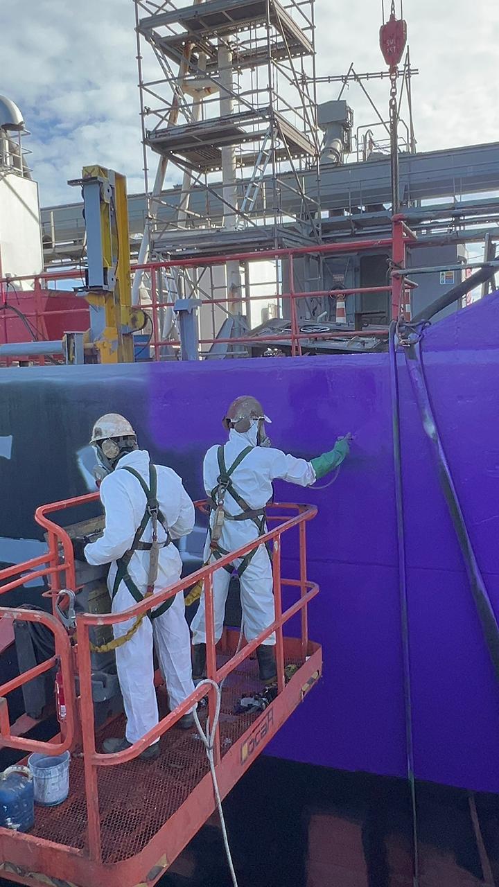 Equipe Cormorant realizando pintura de casco naval
